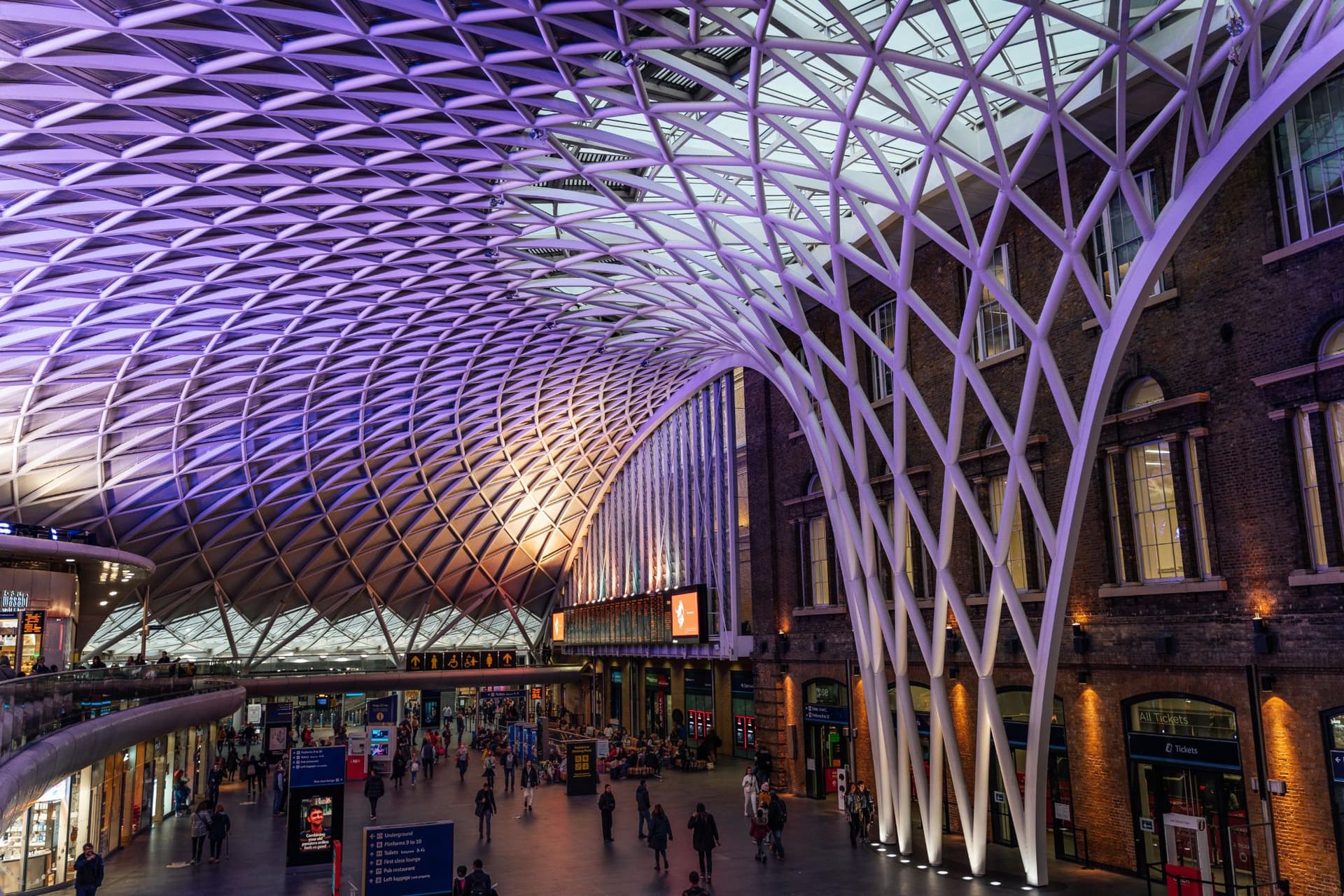 Secure leave luggage service in London